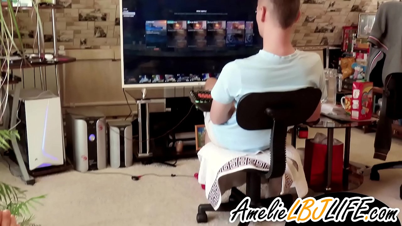 Intombazane ishaya indlwabu ngethoyizi locansi ukuze isoka lidlale imidlalo yekhompyutha