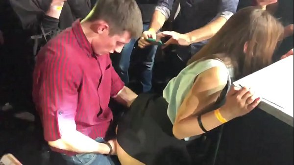 Ubulili bangempela ku-nightclub yaseRussia. Intombazane yaseRussia eneminyaka engu-18 ubudala ingene endunu nasesithweni sangasese e-nightclub